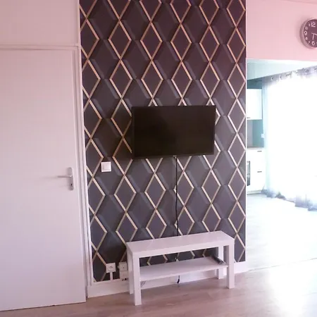 Joli Avec Garage Apartment *