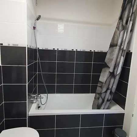 Le Bury Avec Garage Et Superbe Vue Apartamento Angulema